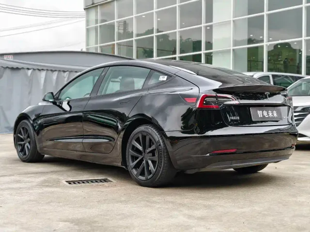 Tesla Model 3 — Фото автомобиля 4