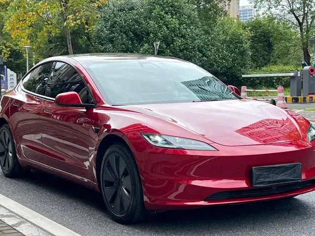 Tesla Model 3 — Фото автомобиля 7