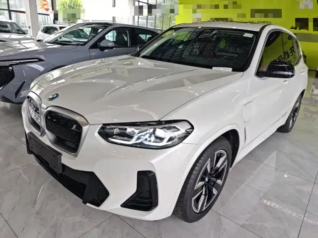 Фотография автомобиля — BMW iX3