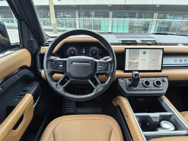 Land Rover Defender — Фото автомобиля 12