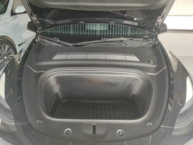 Tesla Model Y — Фото автомобиля 19