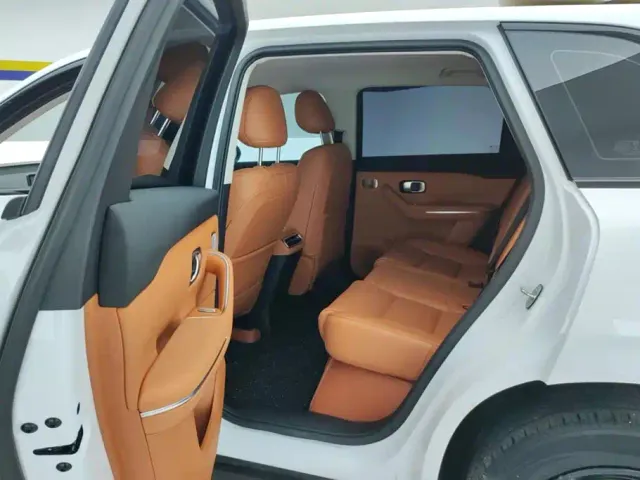 Leapmotor C10 — Фото автомобиля 11