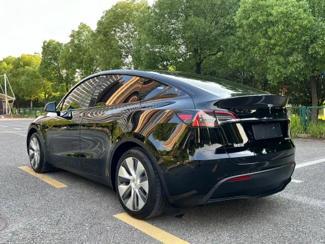 Tesla Model Y 2022 Rear-Wheel Drive Version — Фото автомобиля 11