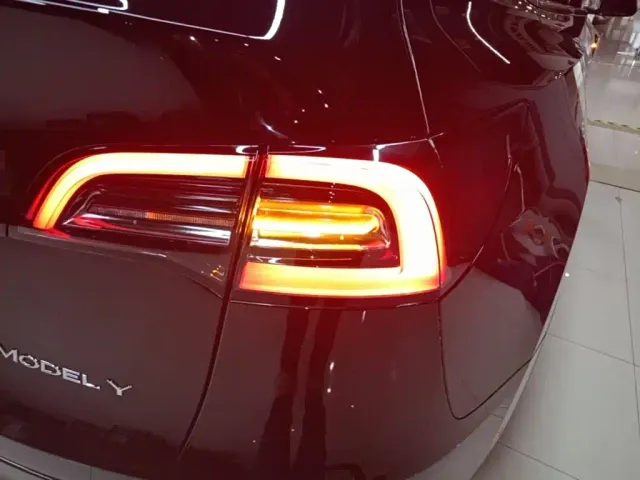 Tesla Model Y — Фото автомобиля 7