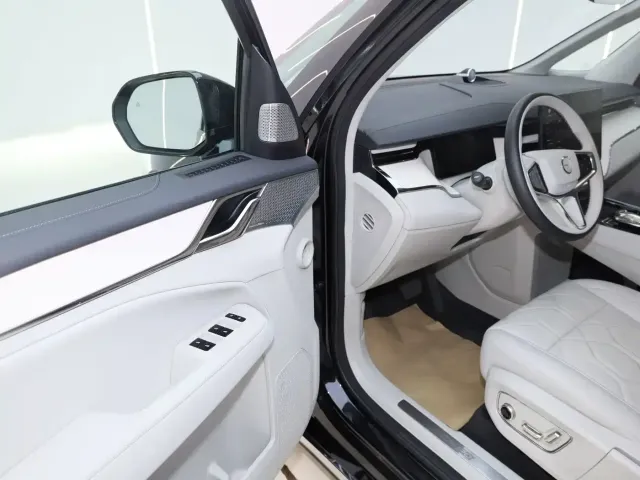 Volvo EM90 — Фото автомобиля 12