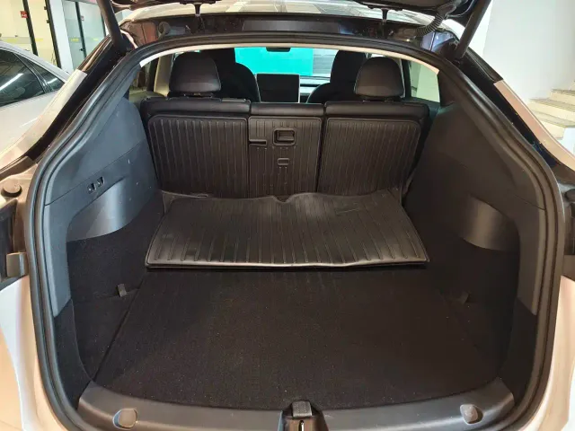 Tesla Model Y — Фото автомобиля 13