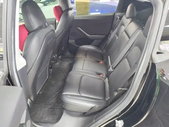 Tesla Model Y — Фото автомобиля 16