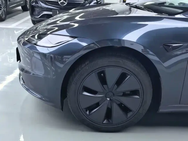 Tesla Model 3 — Фото автомобиля 4