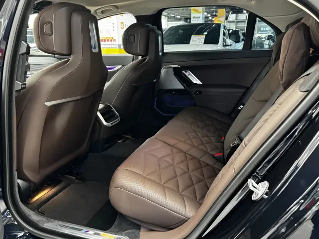 BMW 7 Series — Фото автомобиля 11
