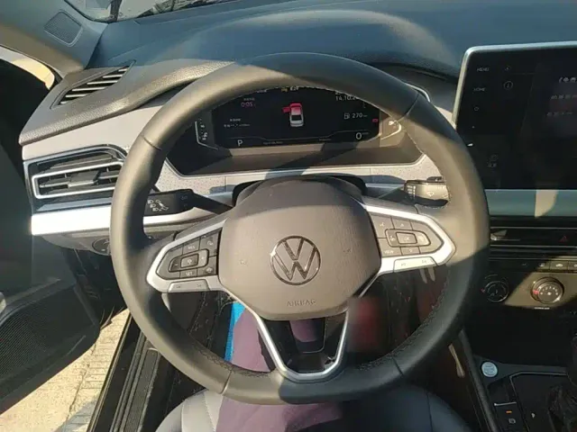 Volkswagen Lavida — Фото автомобиля 10