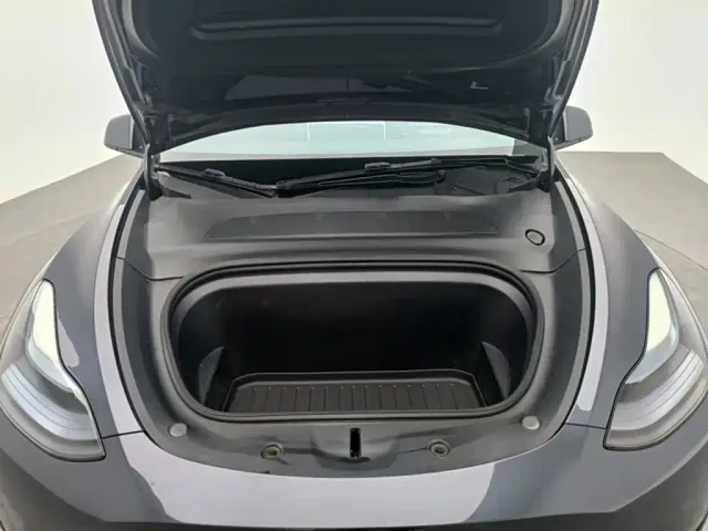 Tesla Model Y — Фото автомобиля 11