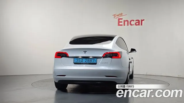 Tesla Model 3 — Фото автомобиля 3