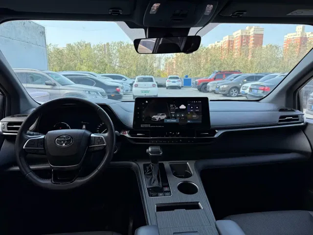 Toyota Sienna — Фото автомобиля 4