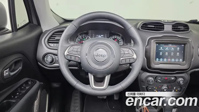 Jeep Renegade — Фото автомобиля 11