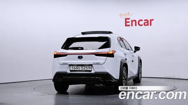 Lexus UX — Фото автомобиля 4