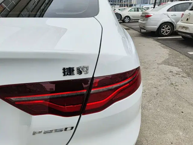 Jaguar XEL — Фото автомобиля 7