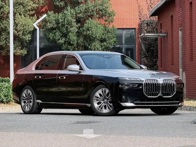 Фотография автомобиля — BMW i7