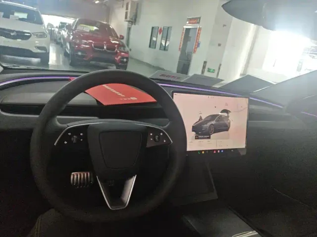 Tesla Model 3 — Фото автомобиля 9