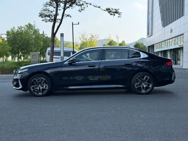 BMW i5 — Фото автомобиля 4