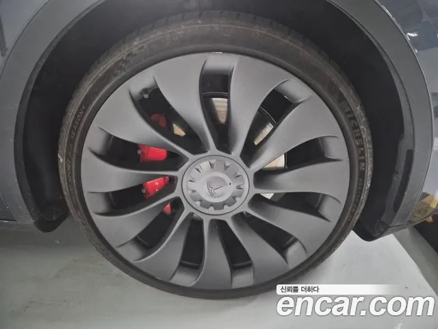 Tesla Model Y — Фото автомобиля 5