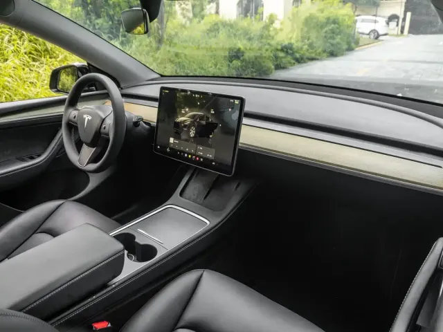 Tesla Model Y — Фото автомобиля 8