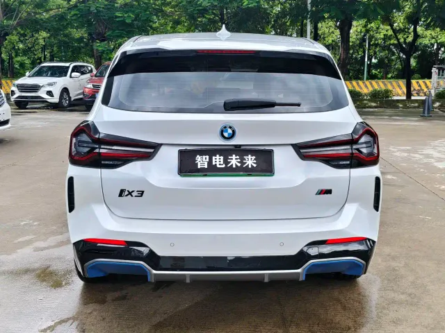 BMW iX3 — Фото автомобиля 12