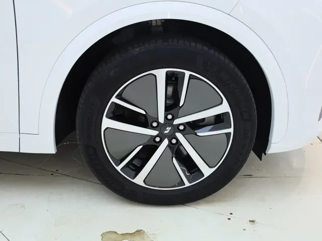 Li Auto L7 — Фото автомобиля 24