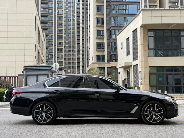 BMW 5 Series — Фото автомобиля 18
