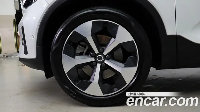 Volvo XC40 — Фото автомобиля 5