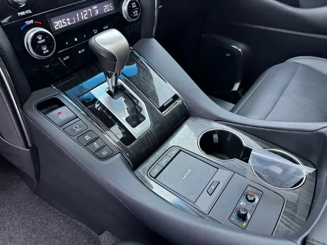 Lexus LM — Фото автомобиля 10