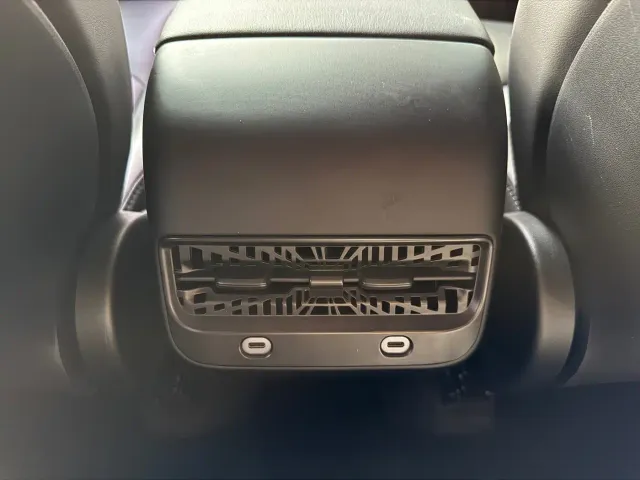 Tesla Model Y — Фото автомобиля 16