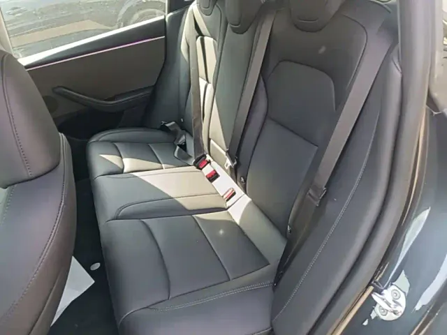 Tesla Model 3 — Фото автомобиля 16