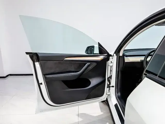 Tesla Model Y — Фото автомобиля 8