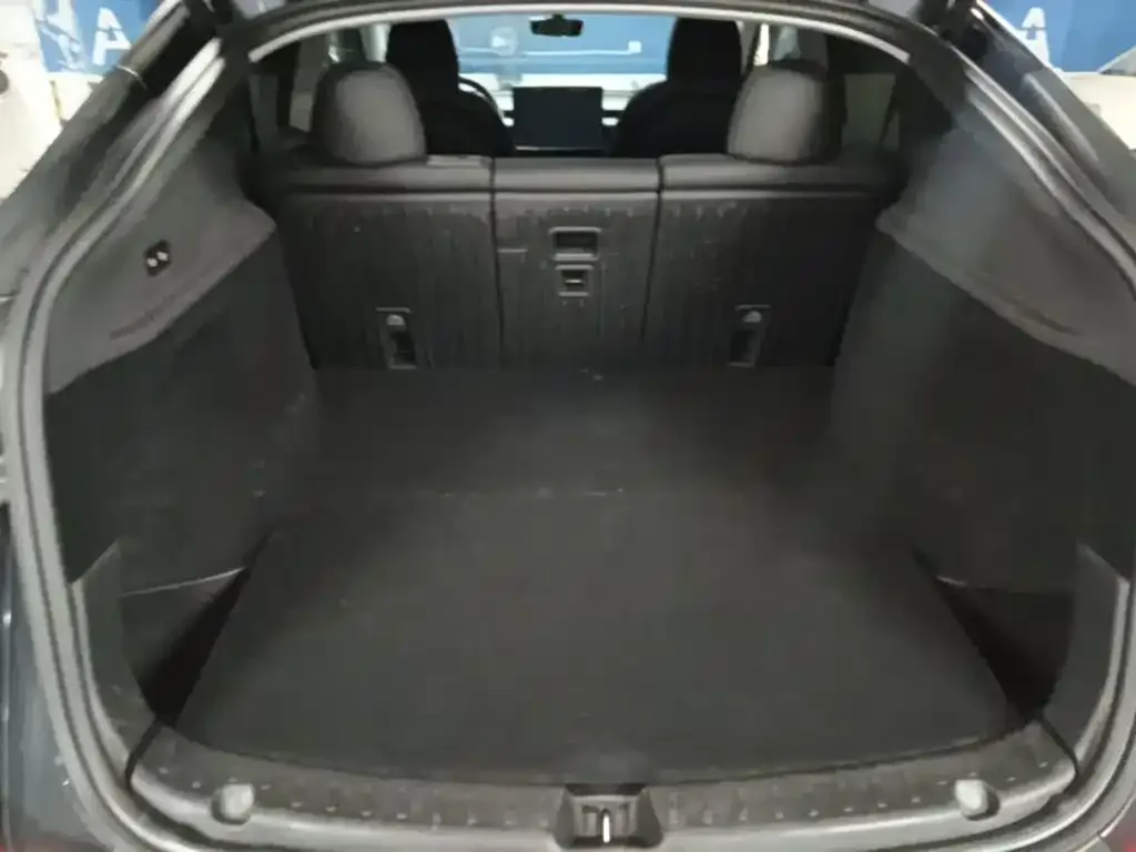 Tesla Model Y 2025 Rear-Wheel Drive — Фото автомобиля 18