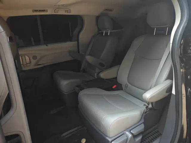 Toyota Sienna — Фото автомобиля 12