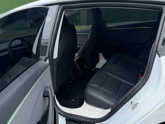 Tesla Model 3 — Фото автомобиля 14
