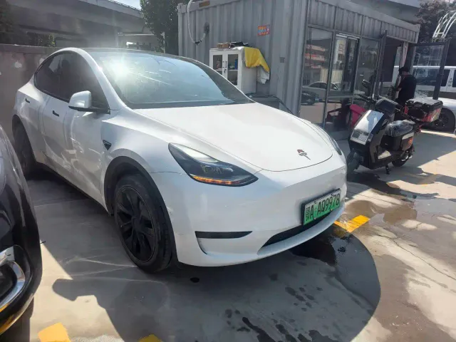 Tesla Model Y — Фото автомобиля 3
