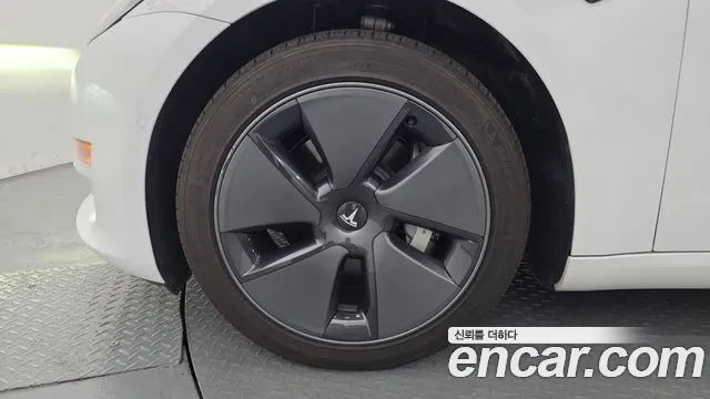 Tesla Model 3 — Фото автомобиля 5