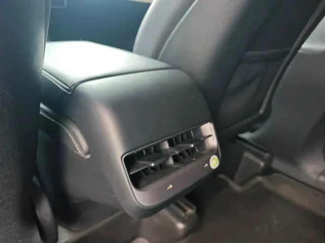 Tesla Model Y — Фото автомобиля 16