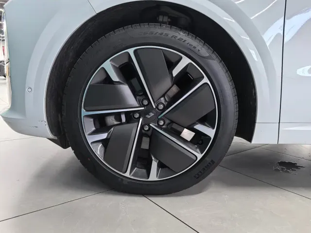 Li Auto L6 — Фото автомобиля 14