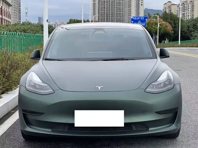 Tesla Model 3 — Фото автомобиля 2