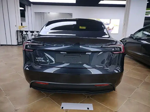 Tesla Model 3 — Фото автомобиля 5