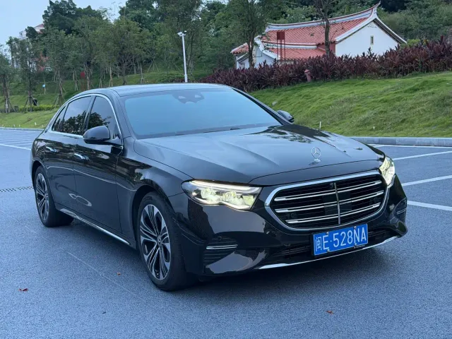Фотография автомобиля — Mercedes-Benz E-Class