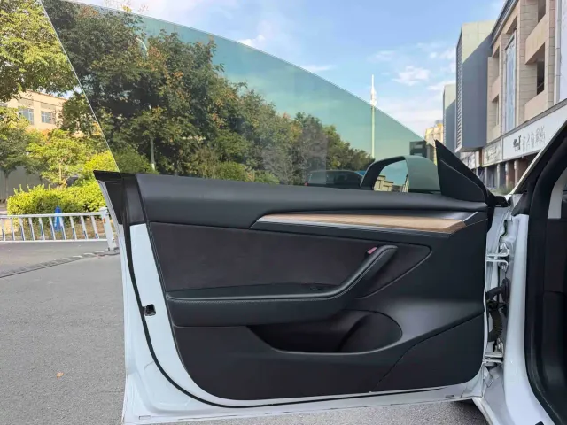 Tesla Model 3 — Фото автомобиля 5