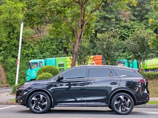 BYD Tang — Фото автомобиля 5