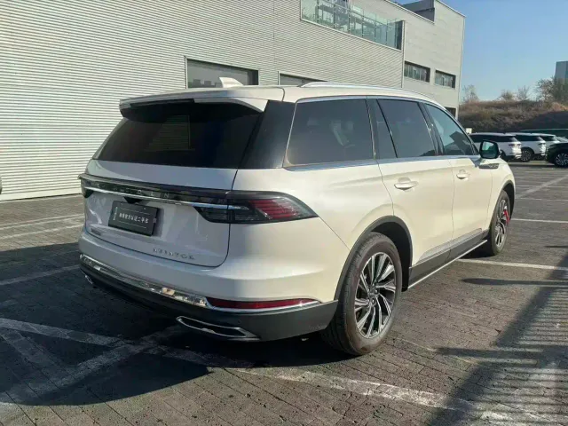 Lincoln Aviator — Фото автомобиля 9