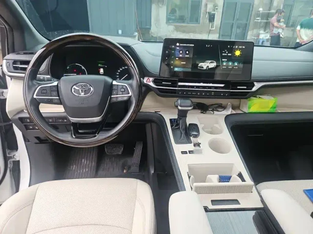Toyota Sienna — Фото автомобиля 12