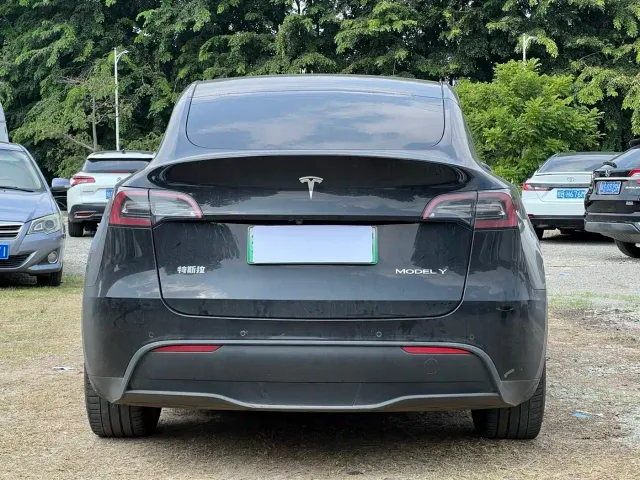Tesla Model Y — Фото автомобиля 5