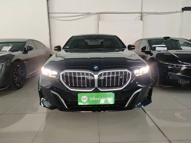 BMW i5 — Фото автомобиля 2