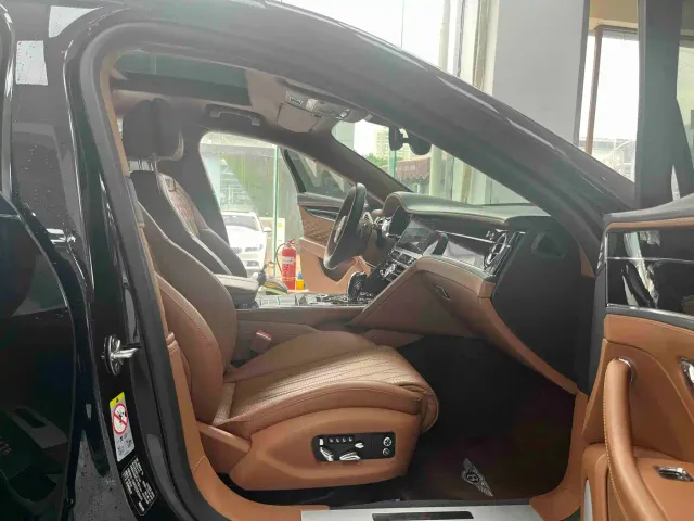 Bentley Flying Spur — Фото автомобиля 11